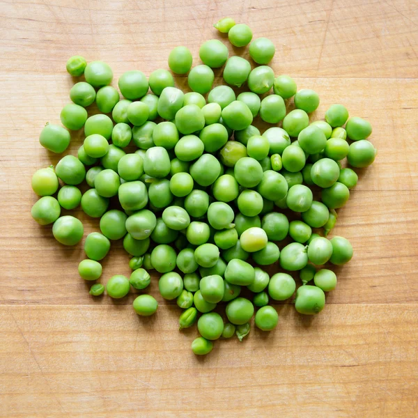 Stapel podded erwten — Stockfoto