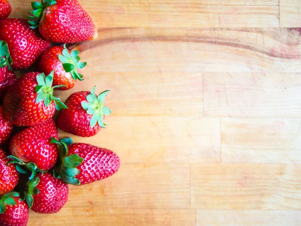 Aardbeien op een houten bord met lege ruimte — Stockfoto