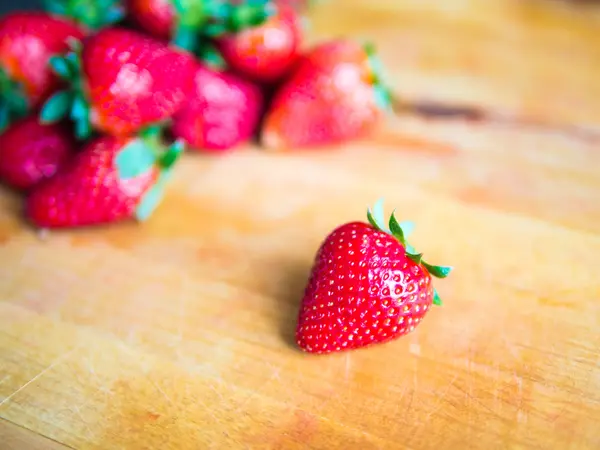 Aardbei op een houten plank — Stockfoto