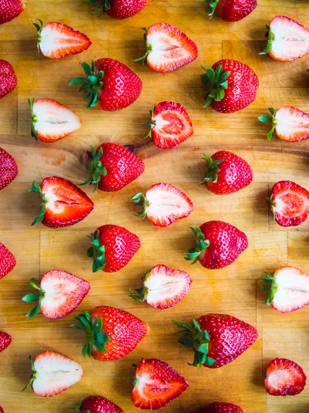 Gerangschikt patroon van aardbeien op een houten bord — Stockfoto