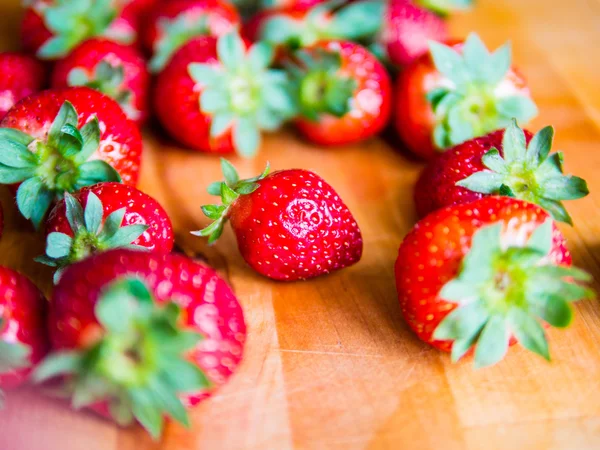 Aardbeien op een houten bord — Stockfoto