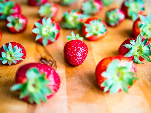 Aardbeien op een houten bord — Stockfoto