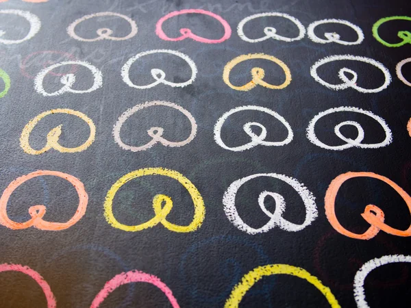 Bir Tebeşir tahtaya çizim renkli çubuk kraker