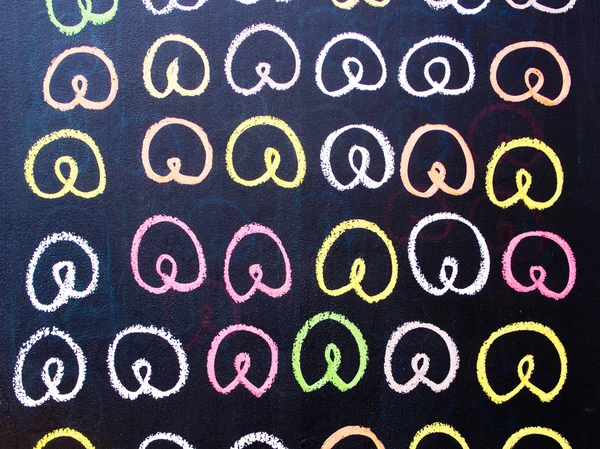 Bir Tebeşir tahtaya çizim renkli çubuk kraker