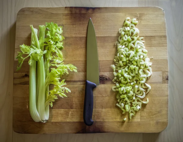 对木板用小刀切割和整个芹菜 — 图库照片