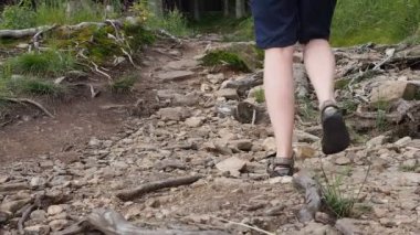 Kayalık bir yol üzerinde waling kadın uzun yürüyüşe çıkan kimse