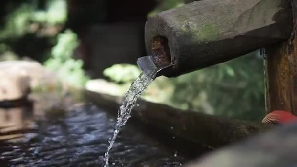 Mãos lavadas em água limpa na fonte de madeira — Vídeo de Stock