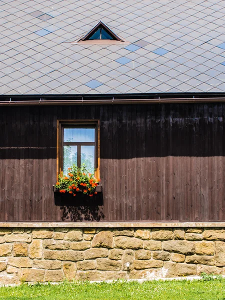 Rustik bir dağ evi penceresinde — Stok fotoğraf