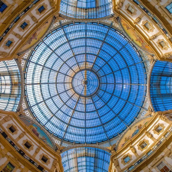 Kubbede Galleria Vittorio Emanuele, Milan, İtalya
