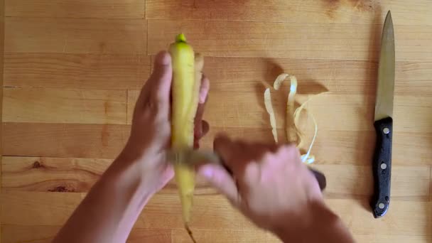 Чистка желтой моркови, приготовление еды — стоковое видео