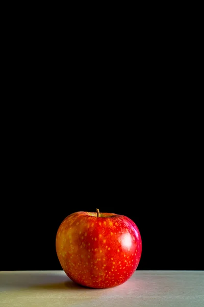 빨간 사과 검은 배경으로 나무 보드 — 스톡 사진