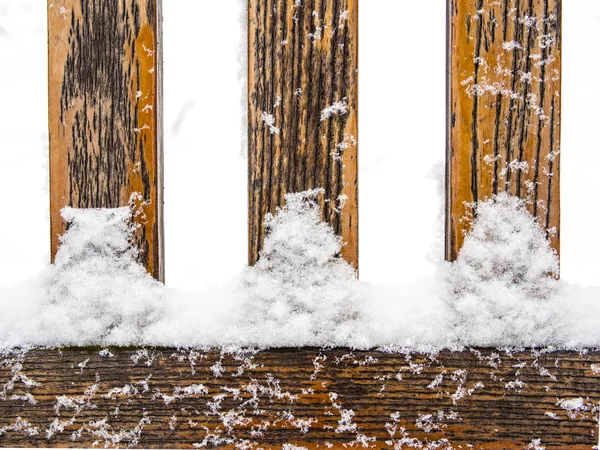 Üç ahşap basamakları veya konuşmacı karla kaplı — Stok fotoğraf