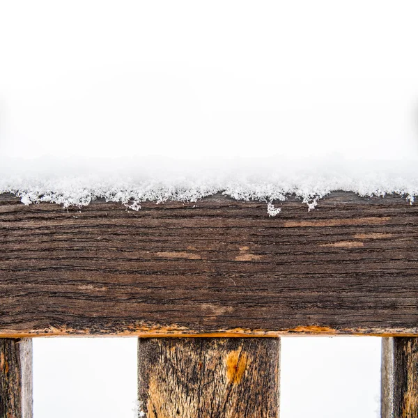 Boyalı ahşap tahta ve karla kaplı basamakları — Stok fotoğraf