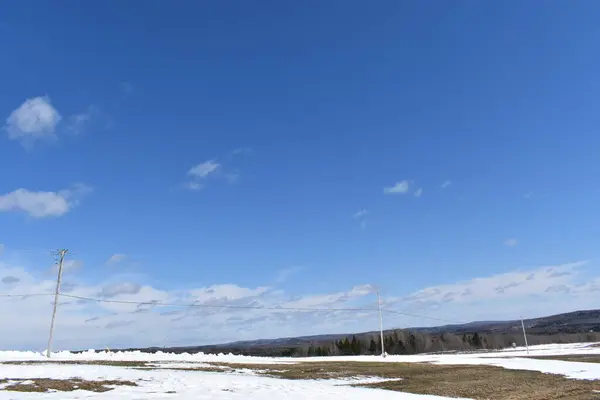 Bir bahar gününde bulutlu bir gökyüzü