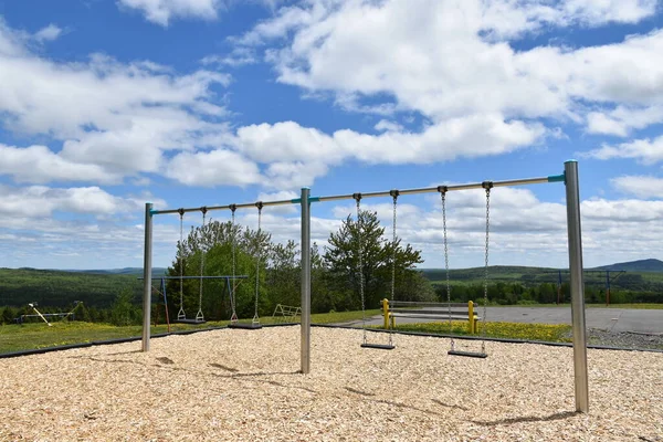 Mavi gökyüzünün altında sallanıyor