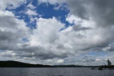 Bulutlu bir gökyüzünün altında bir göl, Quebec, Kanada