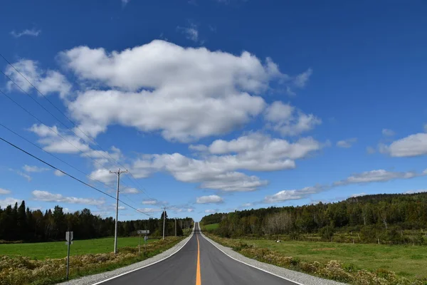 Een Verharde Weg Onder Een Blauwe Lucht Saint Paul Quebec — Stockfoto