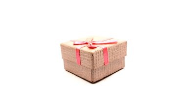 Beyaz arka plan üzerinde küçük pembe hediye