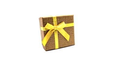 beyaz zemin üzerine altın kahverengi hediye kutusu