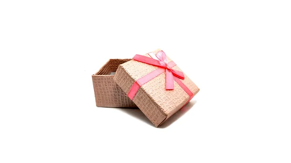 Pequeño regalo rosa sobre fondo blanco —  Fotos de Stock