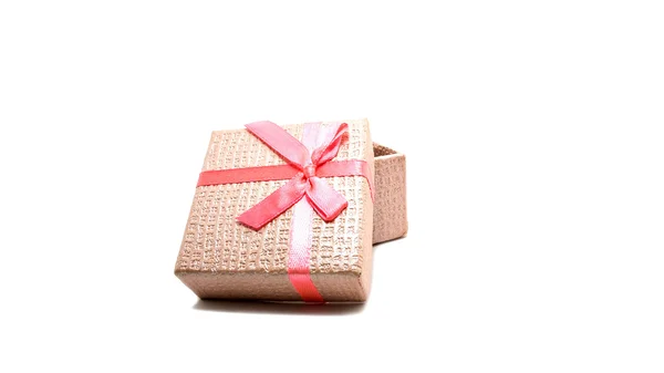 Рожева подарункова коробка на білому тлі — стокове фото