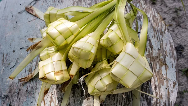 Ketupat o albóndigas de arroz es un manjar local durante la temporada festiva. Ketupat, una tripa de arroz natural hecha de hojas de coco jóvenes para cocinar arroz — Foto de Stock