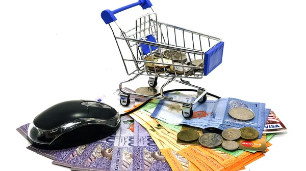 Carritos de supermercado, dinero en efectivo en Malasia, un ratón de computadora. concepto de negocios en línea —  Fotos de Stock
