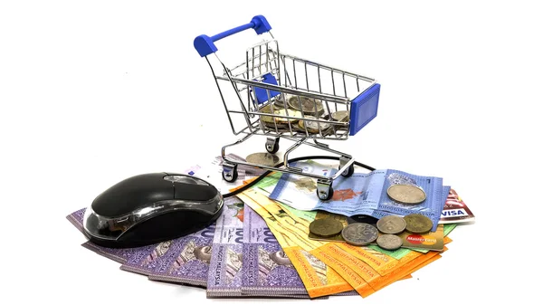 Carritos de supermercado, dinero en efectivo en Malasia, un ratón de computadora. concepto de negocios en línea —  Fotos de Stock