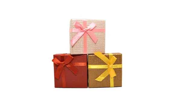 Κουτιά δώρων κόκκινο, ροζ, καφέ, χρυσό, επιχειρηματική ιδέα. λευκό φόντο. — Φωτογραφία Αρχείου