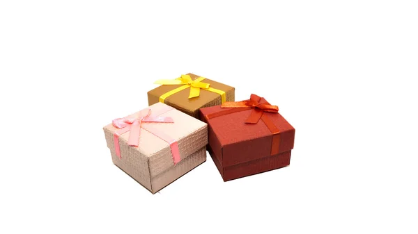 Geschenkboxen mit roten, rosa, braunen, goldenen, Geschäftskonzept. weißer Hintergrund. — Stockfoto