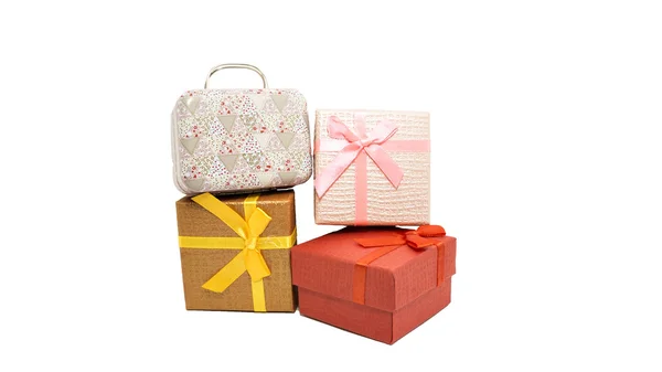 Cajas de regalo de rojo, rosa, marrón, dorado, concepto de negocio. fondo blanco . —  Fotos de Stock