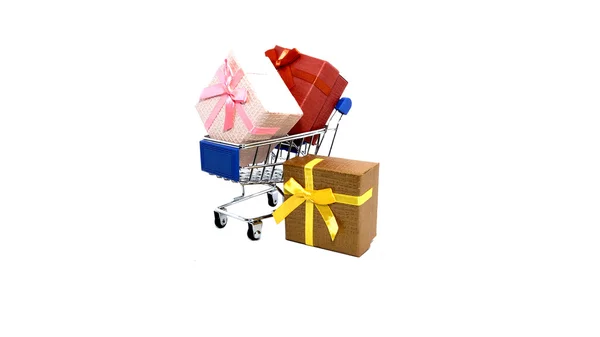 Carrinhos de supermercado com caixa de presente, conceito de negócio. fundo branco . — Fotografia de Stock