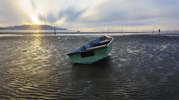 Barco pescador al amanecer en la playa — Foto de Stock