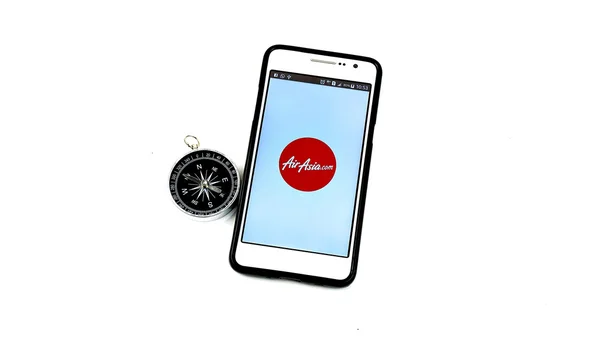 Air asia aplicativos móveis com bússola no fundo branco — Fotografia de Stock