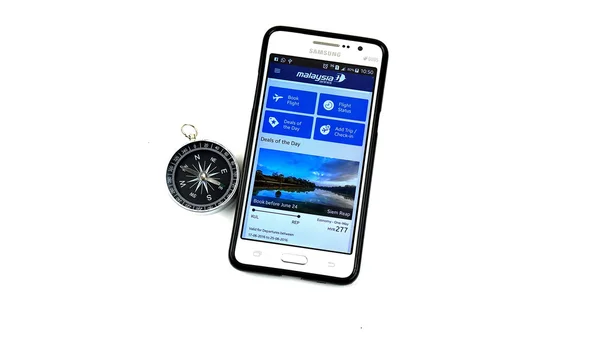 Mobile Apps mit Kompass auf weißem Hintergrund — Stockfoto
