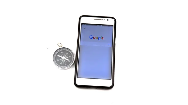 Google aplicativos móveis com bússola em fundo branco — Fotografia de Stock