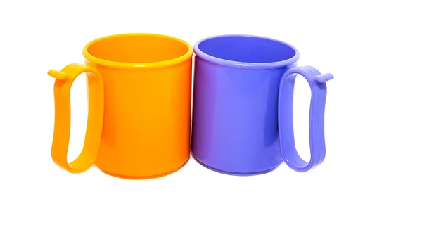 Оранжевый и синий пластиковые чашки — стоковое фото