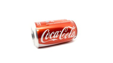 CocaCola içecek teneke içinde