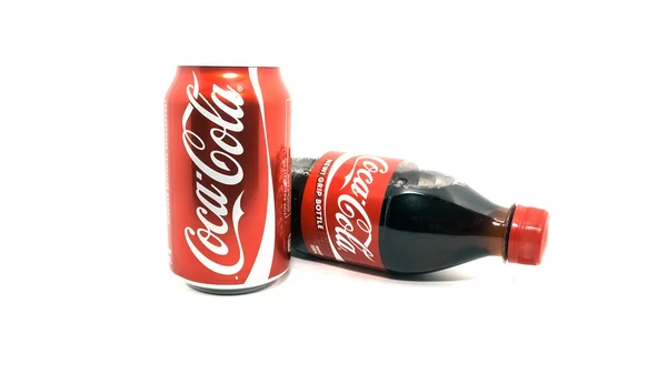 TIN AND COCO COLA BOTTLE ON ISOLATED — Stock Photo, Image