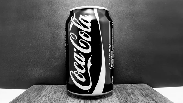 CocaCola nápoje v cínu — Stock fotografie