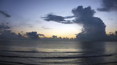 horizon, mavi deniz, okyanus üzerinde yükselen güneş