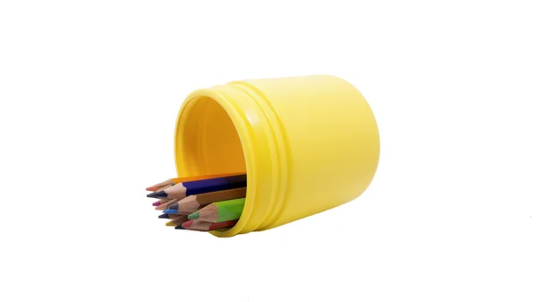 Crayon de couleur dans un bocal en plastique jaune sur fond blanc — Photo