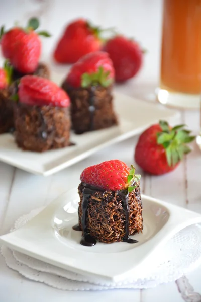 Knaperstekt strimlad vete Dessert med choklad och jordgubbar — Stockfoto