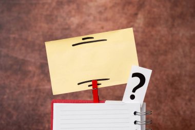 Beyin Fırtınası Yeni Fikir Çözümleri Cevapları, İpuçları Aranıyor, Önemli Detaylar Sunuluyor, Yeni Fikirler Düşünüyor, Sorular Soruyor, Akademik Ofis Koleksiyonları Not Defteri