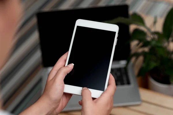 Conectando as pessoas juntas, Chamadas de vídeo de voz, Equipamento de comunicação, Dispositivo de solução de problemas, Ferramenta moderna, Conexões globais, Processo de dados, Smartphone de hardware portátil — Fotografia de Stock