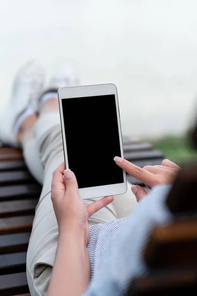 Mensen met elkaar verbinden, videogesprekken, communicatieapparatuur, apparaat voor probleemoplossing, modern gereedschap, wereldwijde verbindingen, gegevensproces, draagbare hardware smartphone — Stockfoto