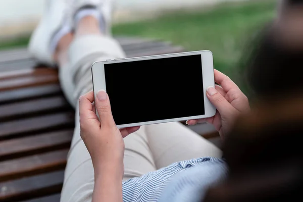 Mensen met elkaar verbinden, videogesprekken, communicatieapparatuur, apparaat voor probleemoplossing, modern gereedschap, wereldwijde verbindingen, gegevensproces, draagbare hardware smartphone — Stockfoto