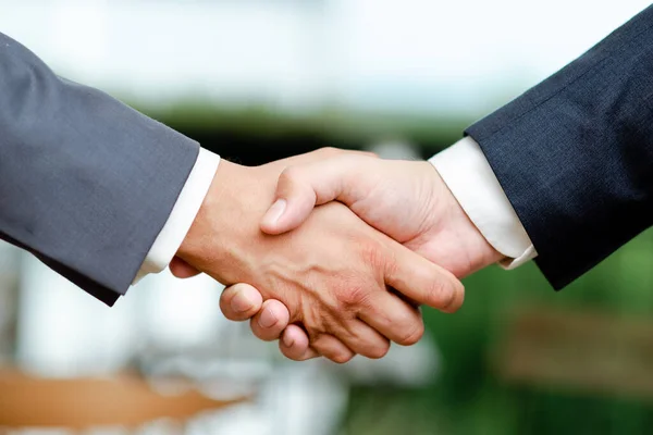 Şirket İş Adamları el sıkışıyor. Profesyonel olarak iyi giyimli iki kişi birlikte hareket ediyor. İş Arkadaşları Sözleşme Anlaşması 'nı imzaladı. — Stok fotoğraf