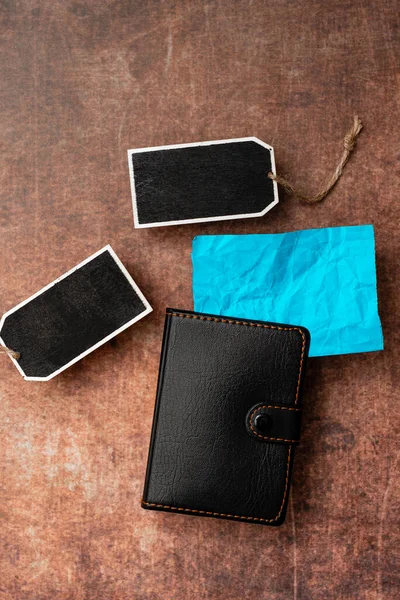 Desktable With Smartphone Leather Wallet Eyeglasses Notepad.Μοντέρνο Τεχνολογικό Κινητό Τηλέφωνο για πρόσβαση στο Internet και την Παγκόσμια Επικοινωνία.Γυαλιά Eyesight για ανάγνωση — Φωτογραφία Αρχείου