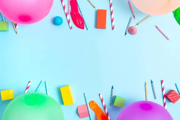 Coloridos diseños de fiesta de cumpleaños Ideas brillantes de planificación de celebraciones Nuevas decoraciones llamativas Globo Confetti Velas Celebra las necesidades de la fiesta de diseño del festival — Foto de Stock